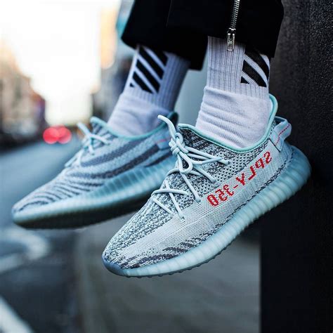 sneakers adidas yeezy blue tint